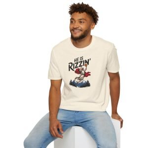 Tricou Unisex Softstyle „He is Rizzin’” – Grafic Amuzant pentru Un Look Relaxat și Lejer