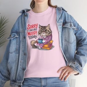 Tricou Unisex din Bumbac Gros cu Pisică Amuzantă – „Scuze, Azi Sunt Puțin Miorlăit”