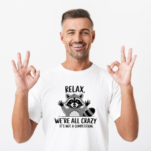 Tricou Unisex Amuzant cu Raton - "Relax, Suntem Toți Nebuni" Design Grafic