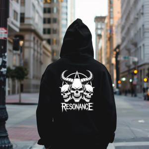 Hanorac Unisex College cu Design „Resonance Skull” – Perfect pentru Iubitorii de Muzică și Festivaluri