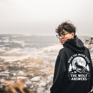 Hanorac Unisex College – „Când răsare luna, lupul răspunde”